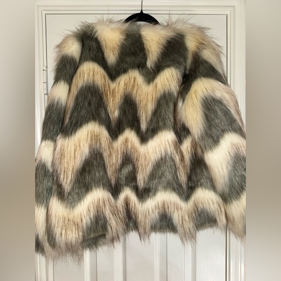 Gianni Bini Chevron Faux Fur Jacket in Cream, Gray & Brown - Picture 6 of 7